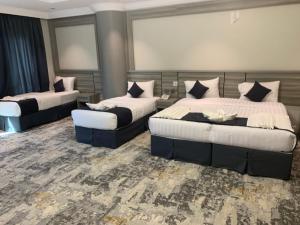 Кровать или кровати в номере فندق سرايا الجوار - SARAYA ALJIWAR HOTEL