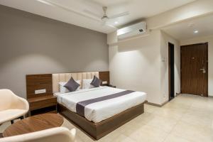 The Living Hub Business Hotel, Kolhapur客房内的一张或多张床位