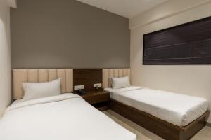 The Living Hub Business Hotel, Kolhapur客房内的一张或多张床位