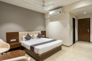 The Living Hub Business Hotel, Kolhapur客房内的一张或多张床位