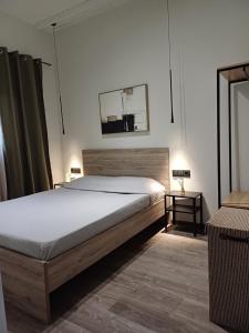 sypialnia z łóżkiem i lustrem na ścianie w obiekcie Abelaki Holiday Home w mieście Paramonas