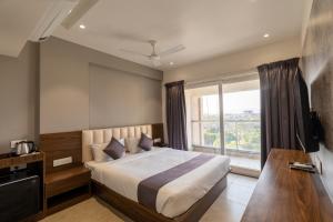 The Living Hub Business Hotel, Kolhapur客房内的一张或多张床位