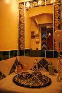 een badkamer met een wastafel en een grote spiegel bij Valsoyo in Upie