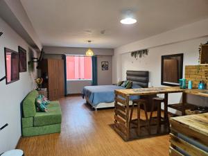 1 dormitorio con cama, mesa y cocina en Alojamiento San Francisco Espaciosos y lindos mini apartamentos, en Lima