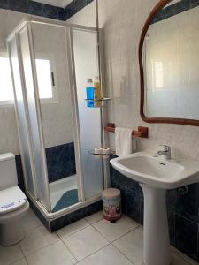 W łazience znajduje się prysznic, umywalka i toaleta. w obiekcie Casa Rural Balcones de Setenil w mieście Setenil +16 zdjęć