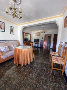 sala de estar con sofá y mesa en Casa Rural Balcones de Setenil, en Setenil