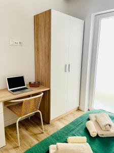 a bedroom with a desk with a laptop computer on it at Annamaria B&B Alicante Centro in Alicante