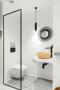 een badkamer met een toilet en een spiegel bij August Mykonos in Mykonos-stad