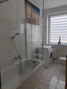 ein Bad mit einer Dusche und einem Waschbecken in der Unterkunft Seerose in Görlitz