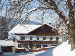 una casa con la neve sul tetto di Landgasthof Postwirt a Lam