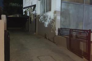 ein leerer Flur eines Gebäudes in der Nacht in der Unterkunft Zelea Deluxe Apartment (BREAKBOOKING CY) in Limassol