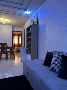 una camera con letto e una sala da pranzo di Appartement Aéroport Casablanca a Dah Hammou Ben Cheïkh