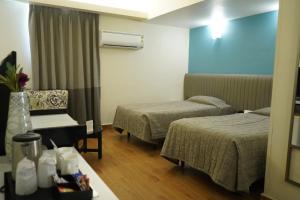 Postel nebo postele na pokoji v ubytování Hotel Diplomat, Colaba