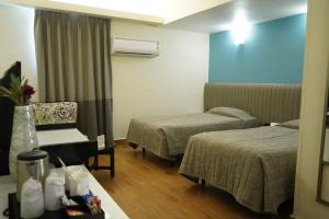 Postel nebo postele na pokoji v ubytování Hotel Diplomat, Colaba