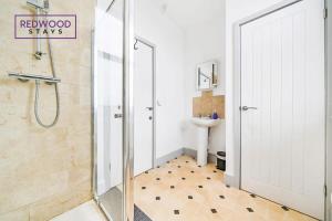 een badkamer met een douche, een toilet en een wastafel bij BRAND NEW! 1 Bed 1 Bath Apartment for Corporates & Families, FREE Parking & WiFi Netflix By REDWOOD STAYS in Farnborough