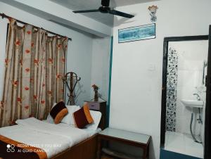 Giường trong phòng chung tại Lake View Lodge Sarangkot