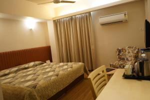 Postel nebo postele na pokoji v ubytování Hotel Diplomat, Colaba