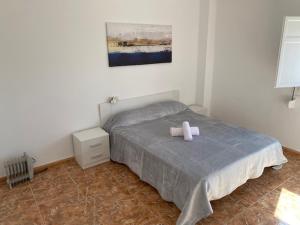a bedroom with a bed with two towels on it at Exclusivo Apartamento ALZIRA in Alzira