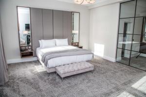 Llit o llits en una habitació de Commodore Hotel