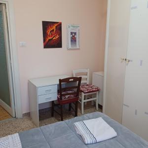 ナポリにあるB&B Appartamenti Napoliのベッドルーム(デスク、椅子、ベッド付)