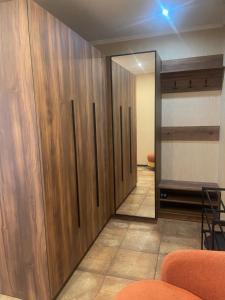 um corredor com portas de madeira e um espelho em View Apartments, 22 floor with 2 rooms em Kiev