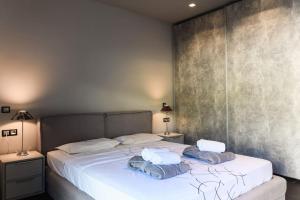 una camera da letto con un letto e due asciugamani di Luxury Beachfront Villa Selenia Gold in Sounio a Sounio