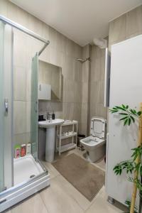 y baño con ducha, lavabo y aseo. en Charming & Bright Apartment in Taksim, en Estambul