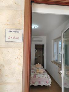 B&B Oceano في مونوبولي: غرفة نوم بسرير ومرآة