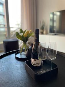 a bottle of wine and two wine glasses on a table at Studio-be in Nieuwpoort