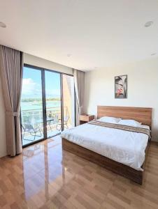 Giường trong phòng chung tại KAMI HOTEL