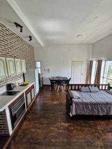 a bedroom with a bed and a kitchen with a table at Loft con todo que necesitas solo a 2 cuadras de la costanera!! in Corrientes