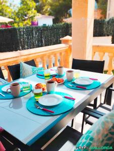 una mesa con platos de comida y tazas. en Beach Plaza Mal Pas, en Cielo de Bonaire 