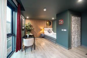 una camera con letto, scrivania e tavolo di AVO Prime Apartments a Sheffield