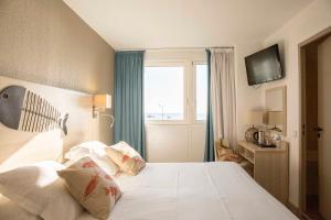 Postel nebo postele na pokoji v ubytování Hotel Port Marine + 37 fotografií