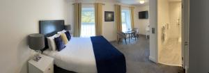 Llit o llits en una habitació de Commodore Hotel