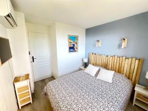 ein kleines Schlafzimmer mit einem Bett und einem TV in der Unterkunft Superbe appartement 4 personnes avec vue mer au Domaine des Restanques à Grimaud in Grimaud