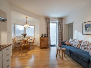 a living room with a couch and a table at Rosenhof am See Ferienwohnung Enzian in Thiersee