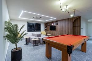 ein Büro mit einer Tischtennisplatte und einer Palme in der Unterkunft 360 Rio Santos Dumont in Rio de Janeiro