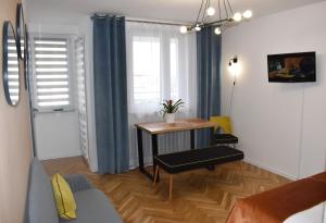 a living room with a table and a couch at Apartament MCK 100m, Spodek 150m, NOSPR in Katowice