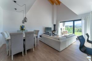 sala de estar con sofá blanco y mesa en Casa rural de lujo en Alt Urgell, Pirineos., en Aravell