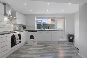 BlytheにあるModern Apartment Near Blyth Coast Sleeps 5の白いキッチン(シンク、食器洗い機付)