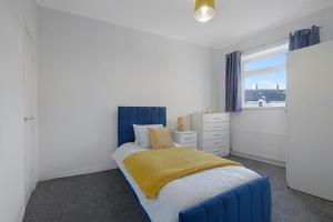 BlytheにあるModern Apartment Near Blyth Coast Sleeps 5の白いベッドルーム(ベッド1台、窓付)