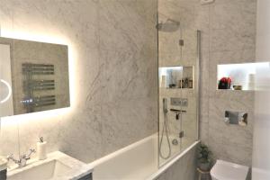ein Bad mit einer Dusche, einem Waschbecken und einem WC in der Unterkunft Cozy place Soho London in London
