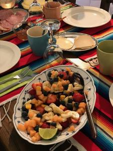un plato de comida con frutas y hortalizas en una mesa en Rio Grande Luxury Western Rooms, en Terschuur