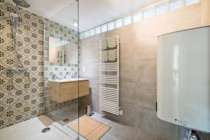 bagno con doccia e lavandino di Gîtes in Huy - Appartements chaleureux dans le centre de Huy a Huy