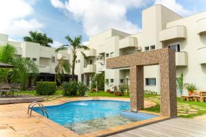 um pátio com uma piscina em frente a um edifício em Ucayali Hotel em Sinop