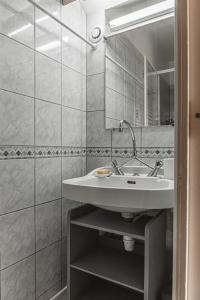 bagno con lavandino e specchio di Maison place de la Pieta a Chirac