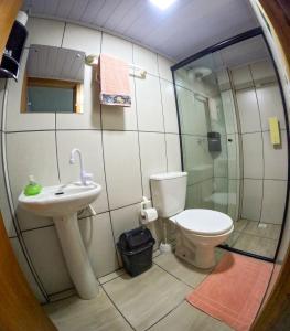 a small bathroom with a toilet and a sink at Hospedagem Recanto dos Viajantes in Bom Jardim da Serra