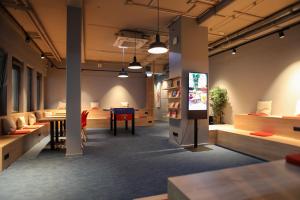 Uma TV ou centro de entretenimento em acama Hotel & Hostel Kreuzberg