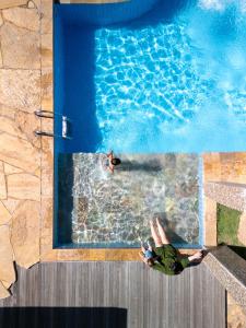 een persoon die zwemt in een zwembad bij Ucayali Hotel in Sinop